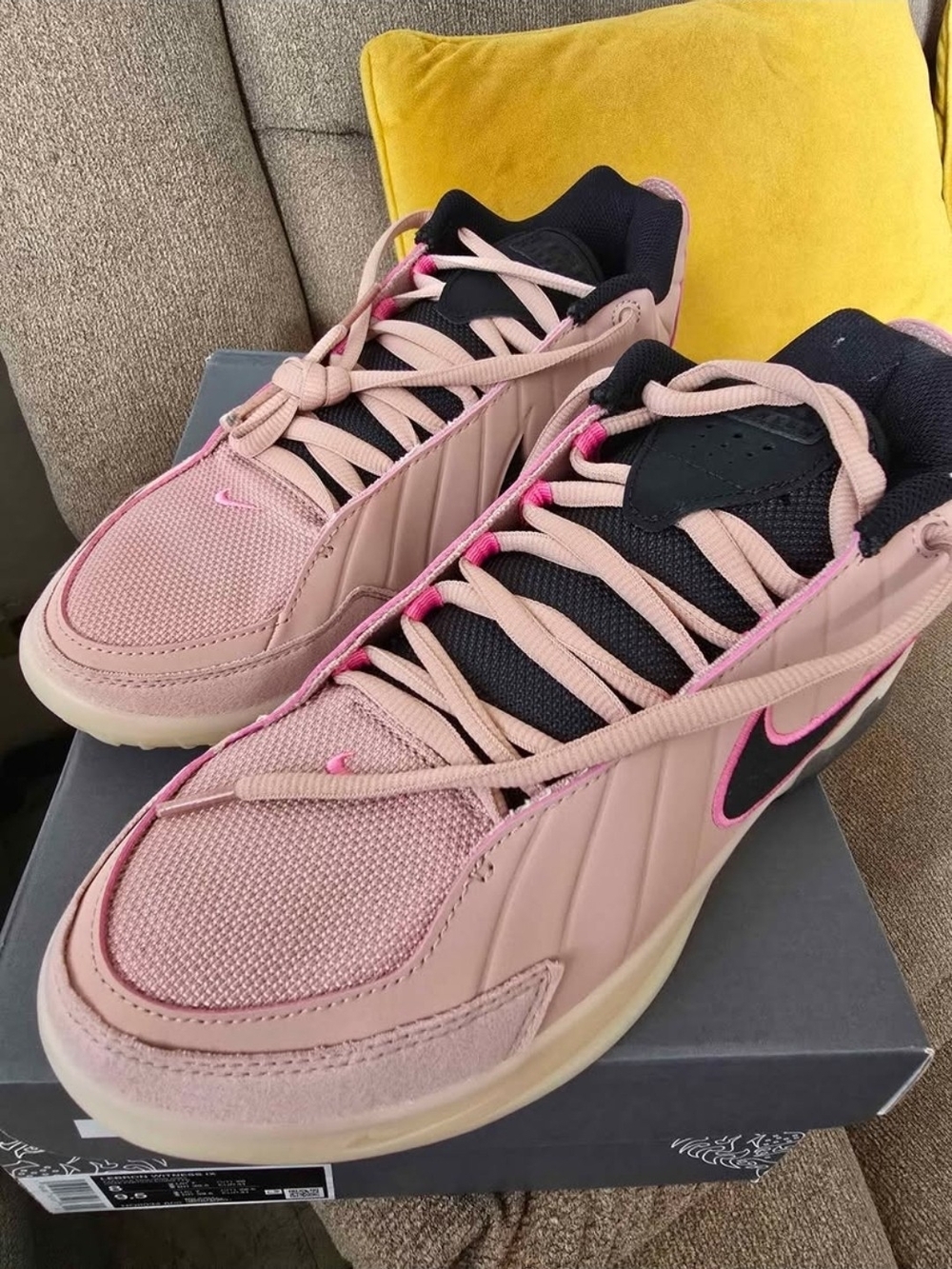 LeBron Witness IX Mens 8 / Womens 9.5